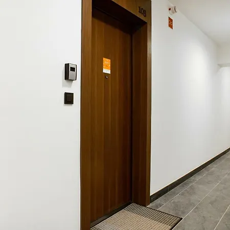 Walonska With Free Parking By Renters *